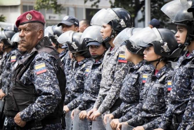  Министр обороны Венесуэлы заявил о верности ВС Мадуро после восстания группы 
военных 