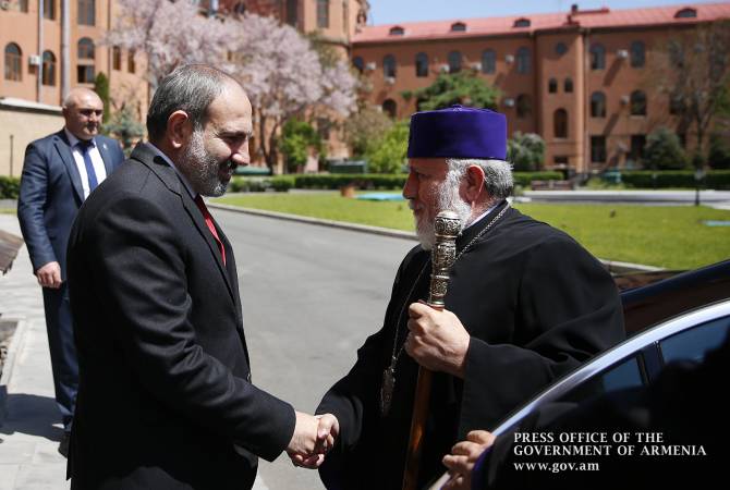 رئيس الوزراء نيكول باشينيان يستقبل قداسة كاثوليكوس عموم الأرمن كاريكين الثاني والاجتماع يبحث 
العلاقات بين الدولة والكنيسة في إطار الواقع الجديد