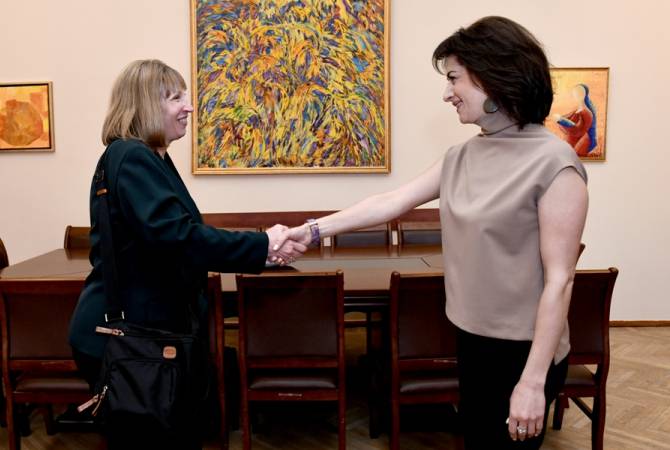 زوجة رئيس الوزراء ورئيسة مجلس أمناء منظمة خطوتي وسيتي أوف سمايلز السيدة آنا هاكوبيان 
تستضيف سفيرة الولايات المتحدة بأرمينيا لين تريسي 