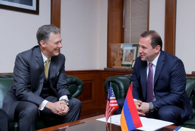 Armenia, United States discuss defense cooperation 
