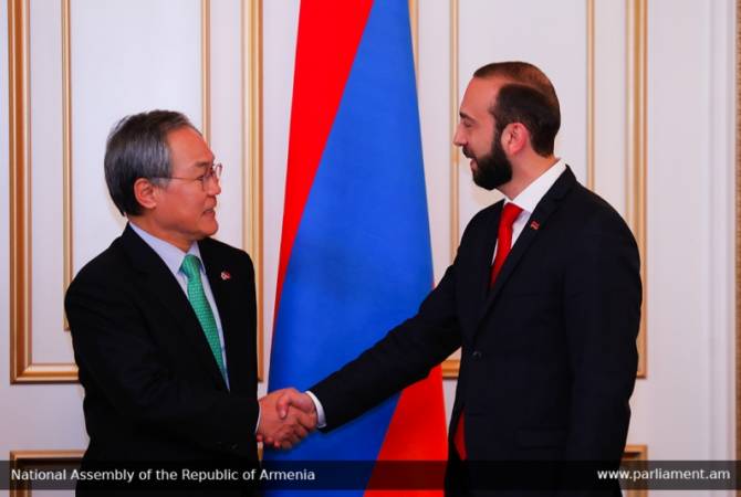 Ararat Mirzoyan a reçu l'Ambassadeur extraordinaire et plénipotentiaire de la République de 
Corée en Arménie