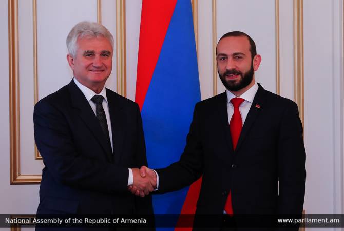 نائب رئيس مجلس الشيوخ التشيكي يقول أنه متأكد من أحداث 1915 بالإمبراطورية العثمانية كانت إبادة 
جماعية ضد الأرمن- في لقاء رئيس برلمان أرمينيا آرارات ميرزويان-
