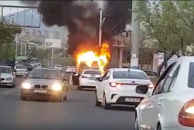 В Ереване около бензоколонки горит “Газель”

