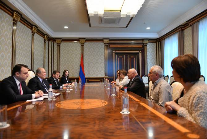رئيس الجمهورية أرمين سركيسيان يستقبل أفراد عائلات الطيارين الذين استشهدوا خلال حرب تحرير 
آرتساخ