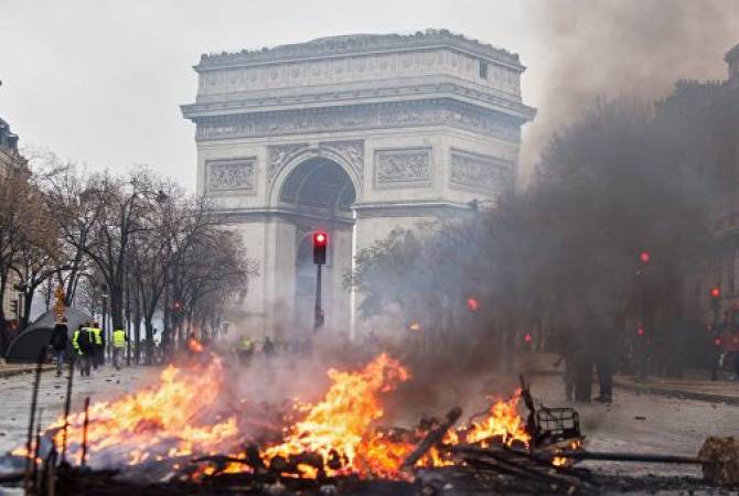 В Париже восстановили поврежденную вандалами Триумфальную арку