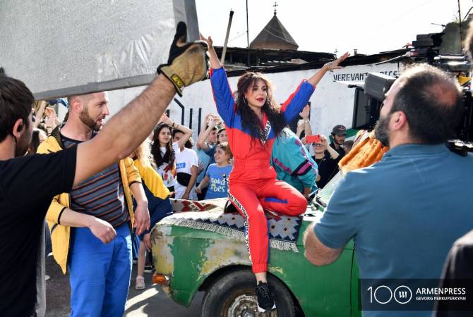Sirusho from the block? Pop star includes classic Yerevan neighborhood life in new music video 