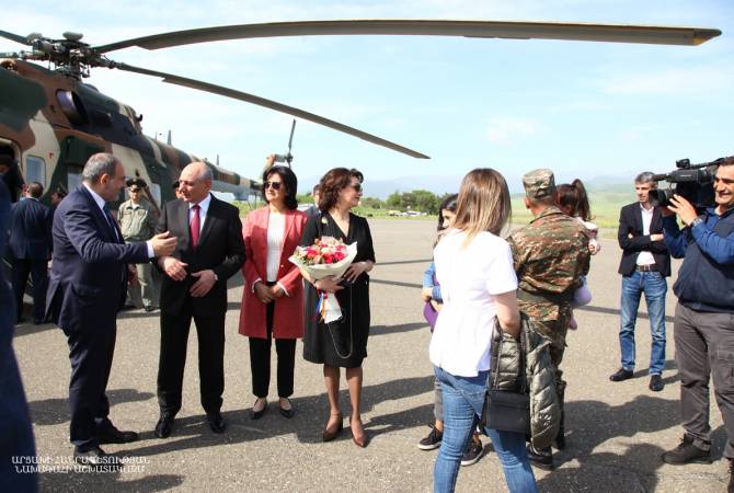Artsakh’s President meets Nikol Pashinyan and his wife at Stepanakert airport
