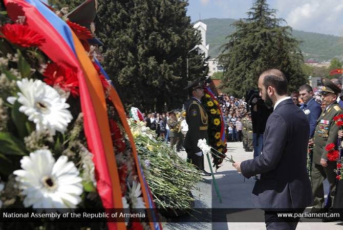 La délégation conduite par le président de l’Assemblée nationale a participé aux célébrations à 
Stepanakert à l’occasion de la triple Fête de mai