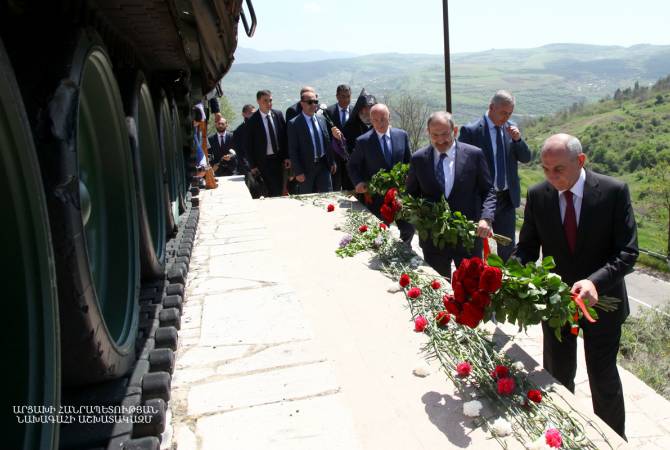 President of Artsakh, Prime Minister of Armenia lay flowers at pedestal of the Tank-monument