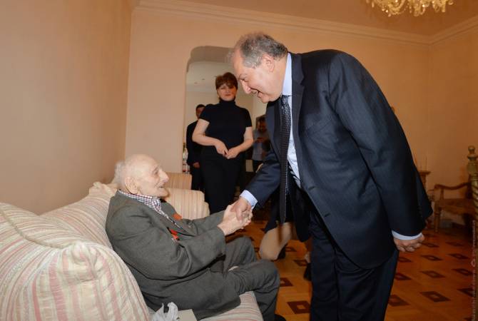 Ծննդյանդ 100-ամյակը կնշենք միասին. Արմեն Սարգսյանը հյուրընկալվել է պատերազմի 
99-ամյա վետերանի տանը