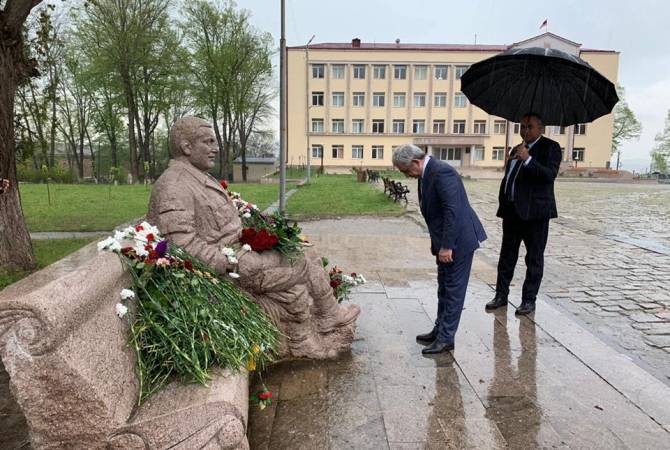 Սերժ Սարգսյանը ծաղիկներ է դրել Հայրենական պատերազմում և Շուշիի ազատագրման 
ժամանակ զոհվածների հուշարձանին