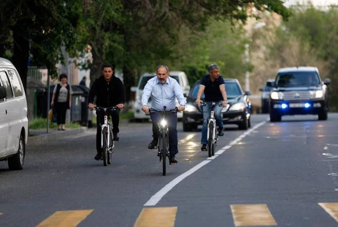 Pashinyan arrives to office on bicycle Friday morning 