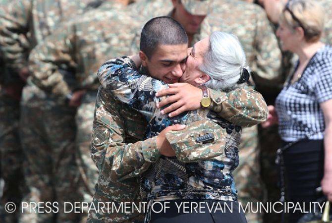 Родители почти 1100 военнослужащих, проживающих в Ереване, посетят своих сыновей

