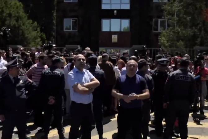 Opposing demonstrations underway outside courthouse ahead of ex-President Robert 
Kocharyan trial 