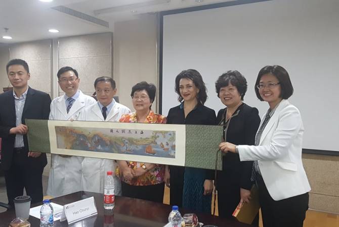 Анна Акопян посетила онкологическую больницу Пекинского университета