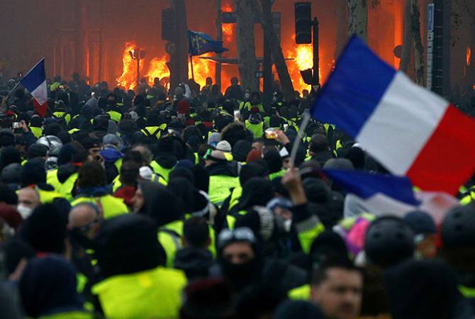 Власти Франции выделят €5,5 млн пострадавшим от протестов "желтых жилетов" 
бизнесменам