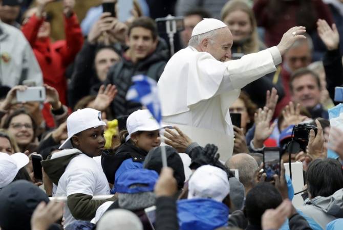 Папа Римский прокатил детей-мигрантов на своем папамобиле

