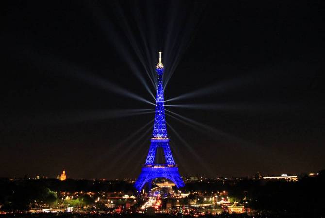 Во Франции 130-летие Эйфелевой башни отметили концертом и световым шоу