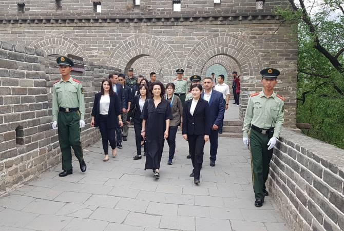 زوجة رئيس وزراء أرمينيا آنا هاكوبيان تقوم بزيارة ثقافية لسور الصين العظيم بدعوة فخرية  