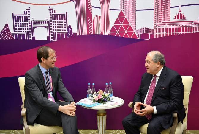 Le président arménien rencontre le directeur général du groupe Schneider, interessé par 
l'élargissement de ses activités en Arménie