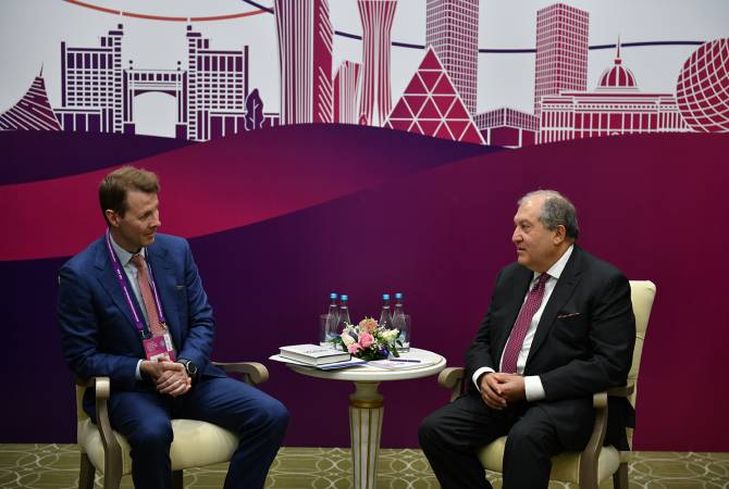 الرئيس أرمين سركيسيان يلتقي مع رئيس مجلس إدارة نوكيا ريستو سيلازما على هامش المنتدى 
الاقتصادي في كازاخستان ويقول أن مستقبل أرمينيا مرتبط بالتكنولوجيات الحديثة