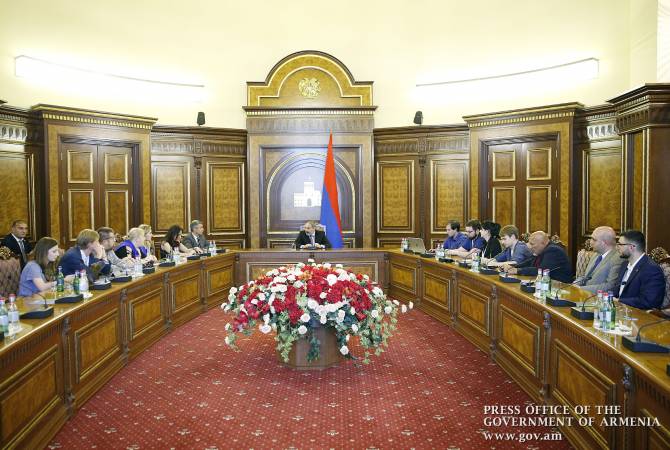 Armenian PM meets visiting Russian journalists 