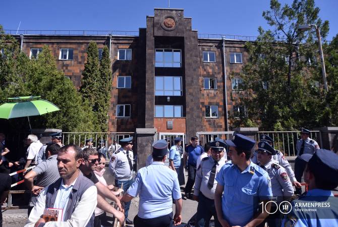 Rival demonstrations outside Yerevan courthouse as Kocharyan bail verdict expected  