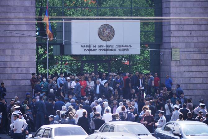 قضاة وموظفي المحاكم بجميع أنحاء أرمينيا لم يدخوا مكاتبهم بعد إغلاق المواطنين مداخل المباني