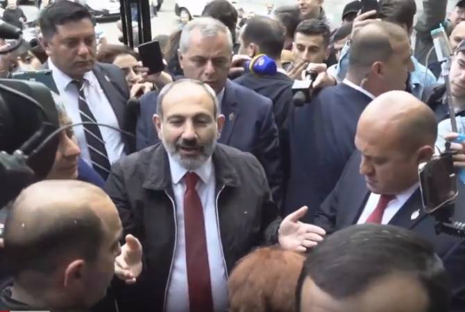 رئيس الوزراء الأرميني نيكول باشينيان يزور المواطنين الذين أغلقوا مبنى المحكمة في وسط يريفان- 
بمنطقة نورك ماراش