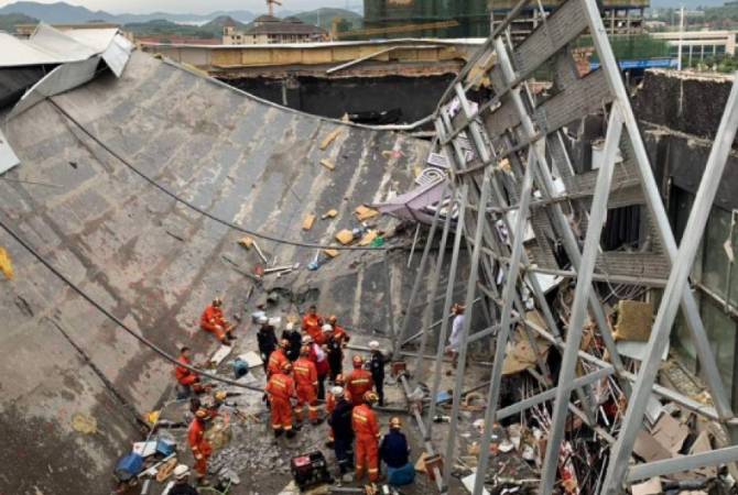 СМИ: в Китае при обрушении крыши бара погибли два человека