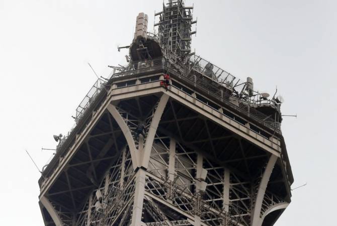 Туристов эвакуировали с Эйфелевой башни из-за “человека-паука”

