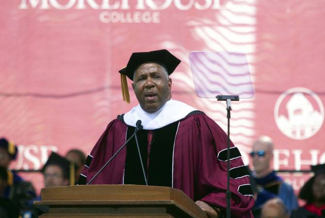 Миллиардер пообещал погасить кредиты на учебу выпускников колледжа в Атланте на 
$40 млн