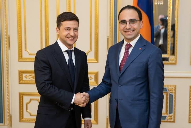 نائب رئيس وزراء أرمينيا تيكران أفينيان يلتقي الرئيس الأوكراني المنتخب فولوديمير زيلينسكي في كييف 