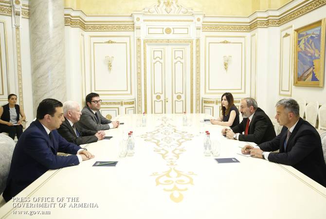 Премьер-министр Армении принял лауреата Нобелевской премии по физиологии или 
медицине Харальда цур Хаузена