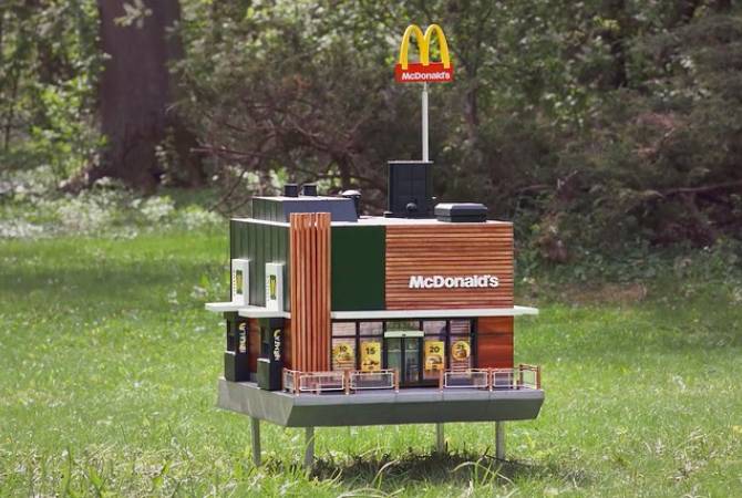 McDonald’s построил в Швеции миниатюрный ресторан в виде пчелиного улья