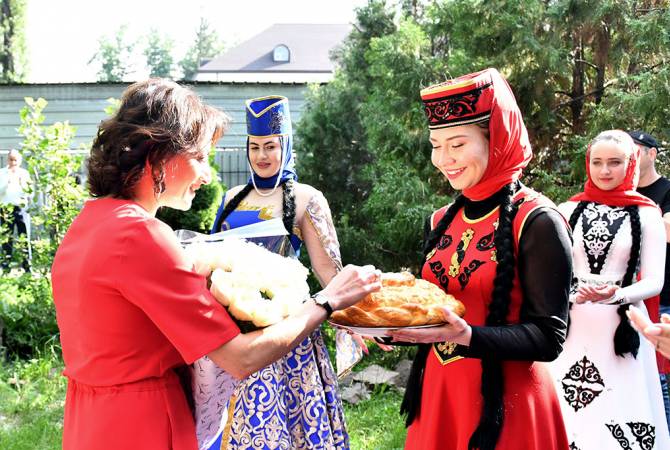 أحضرت الكثير من الحب لكم من أرمينيا وننتظركم، ندعو كل مواطنينا للعودة إلى بلدهم- زوجة رئيس وزراء 
أرمينيا آنا هاكوبيان تلتقي ممثلين من المجتمع الأرمني في كازاخستان-