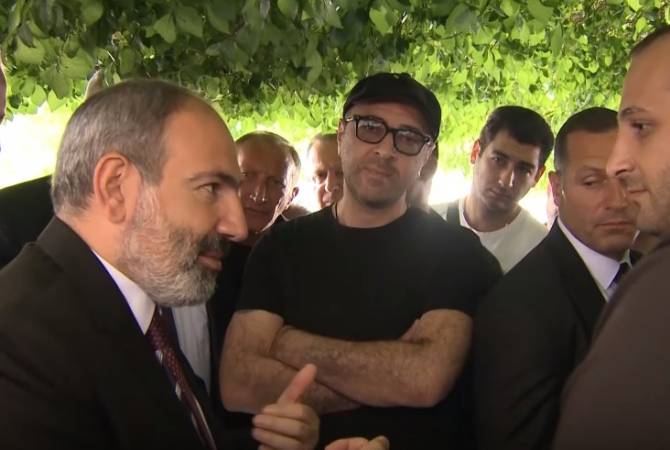 Пашинян перед зданием правительства Армении встретился с сотрудниками букмекерских 
контор
