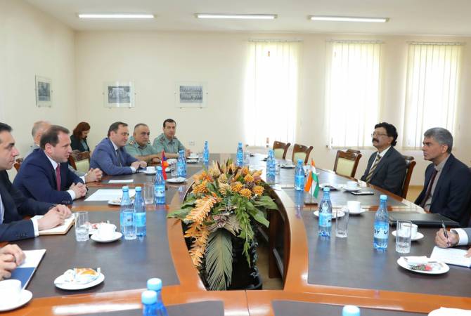 Министр обороны Армении принял делегацию Индии