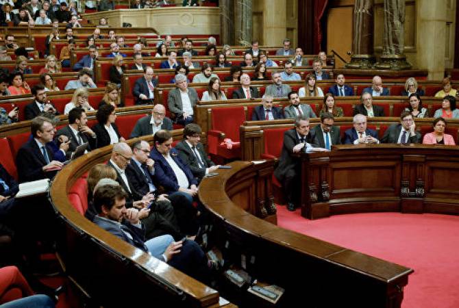В Испании приостановили действие мандатов заключенных каталонских депутатов
