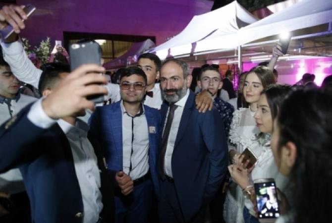 استضافة العديد من خريجي المدارس من البلدات البعيدة لأرمينيا بمقر رئيس الوزراء نيكول باشينيان 
للاحتفال بالجرس الأخير- يوم انتهاء المدارس-
