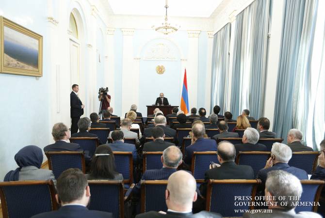 رئيس الوزراء نيكول باشينيان يلتقي بسفراء الدول المعتمدين بأرمينيا ويقول أنه مع مؤازرة من التجرية 
الدولية سيُعزز القضاء النزيه والمستقل