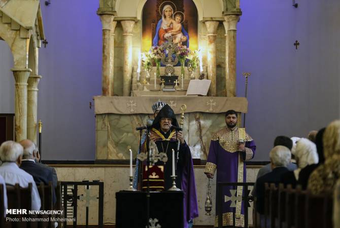 В Армянской  церкви Тегерана состоялась церемония  поминовения по случаю дня  смерти  
имама  Хомейни