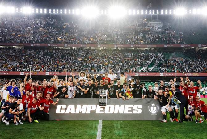 «Валенсия» одержала победу  над «Барселоной» и спустя  11 лет стала обладателем 
Кубка Испании