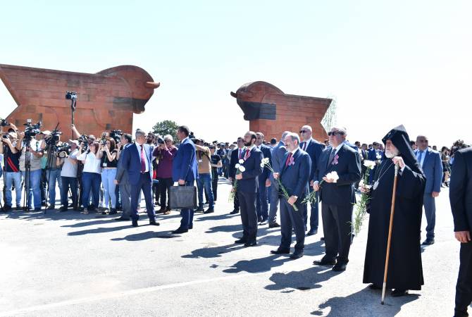 Государственные деятели в Сардарапатском мемориале воздали дань уважения памяти героев