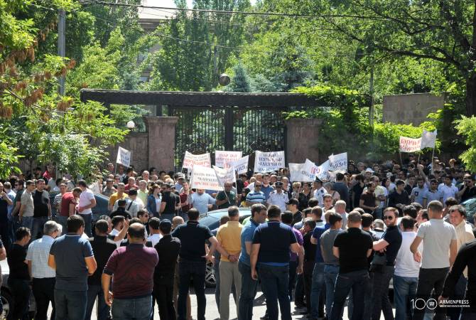 Բուքմեյքերական գրասենյակների աշխատակիցները բողոքի ակցիա են իրականացնում 
ԱԺ-ի մոտ. նրանք փակել են Բաղրամյան պողոտան

