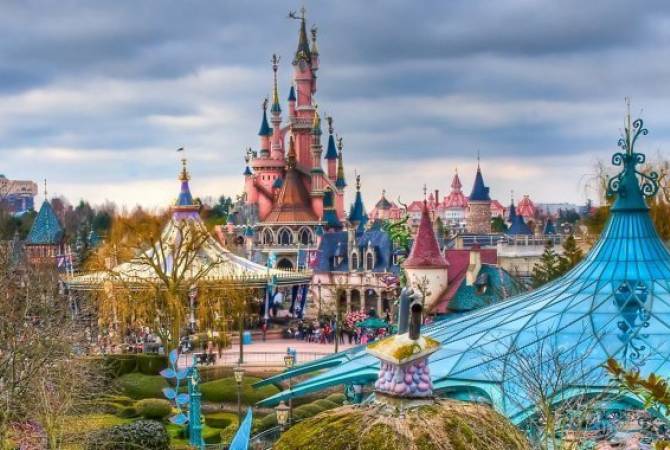 В Disneyland открылся тематический парк, посвященный "Звездным войнам"