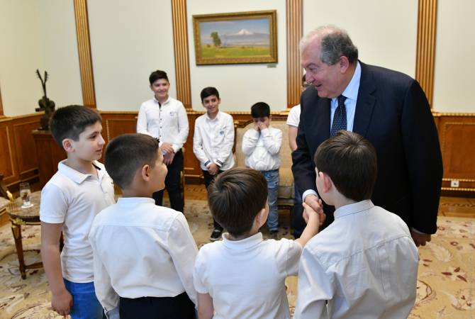 عشية اليوم العالمي للطفل رئيس الجمهورية أرمين سركيسيان يستضيف مجموعة من الأطفال الفائزين 
بالأولمبياد الدولي للفكر في القصر الرئاسي الأرميني