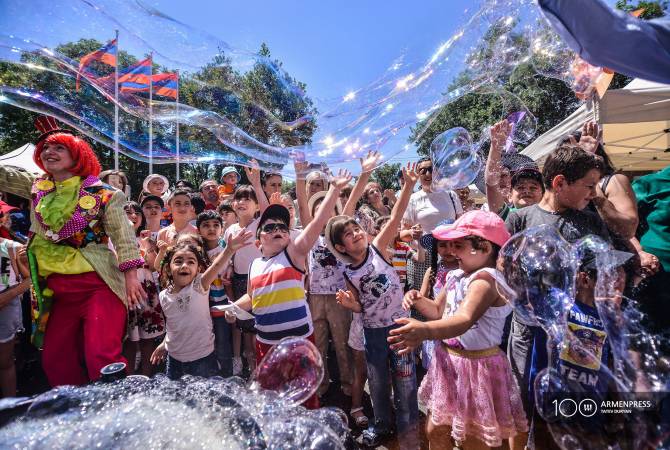أبواب القصر الرئاسي الأرميني تُفتح للأطفال وأولياء أمورهم بمناسبة اليوم العالمي للطفل- عدة احتفالات 
جرت، صور-