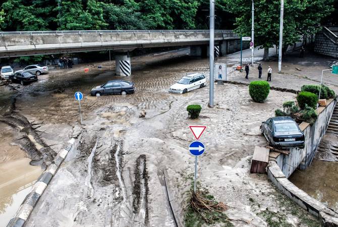 Наводнение в центре Тбилиси из-за прорванной трубы - видео очевидца