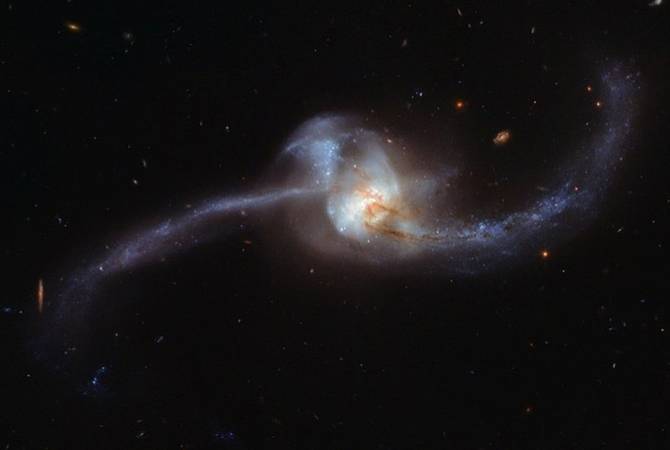 Телескоп Hubble снял сближение галактики с Млечным путем